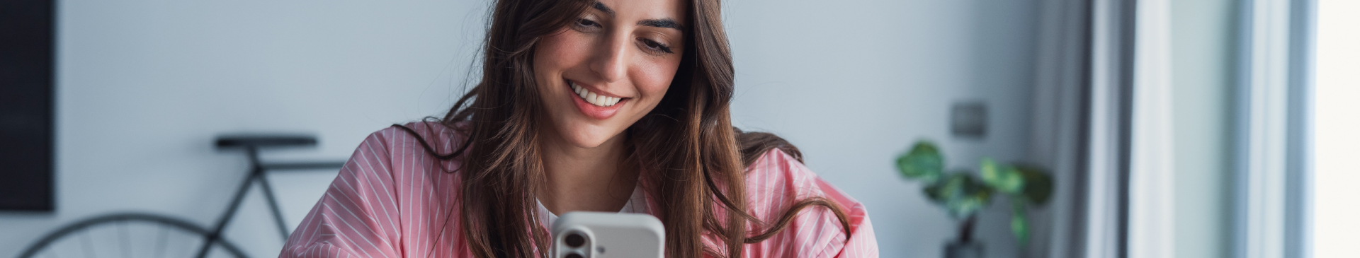 Mujer sosteniendo un telefono