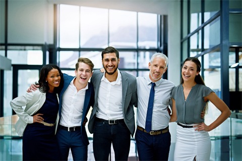 Cinco empleados de chevrolet servicios financieros abrazados y sonriendo
